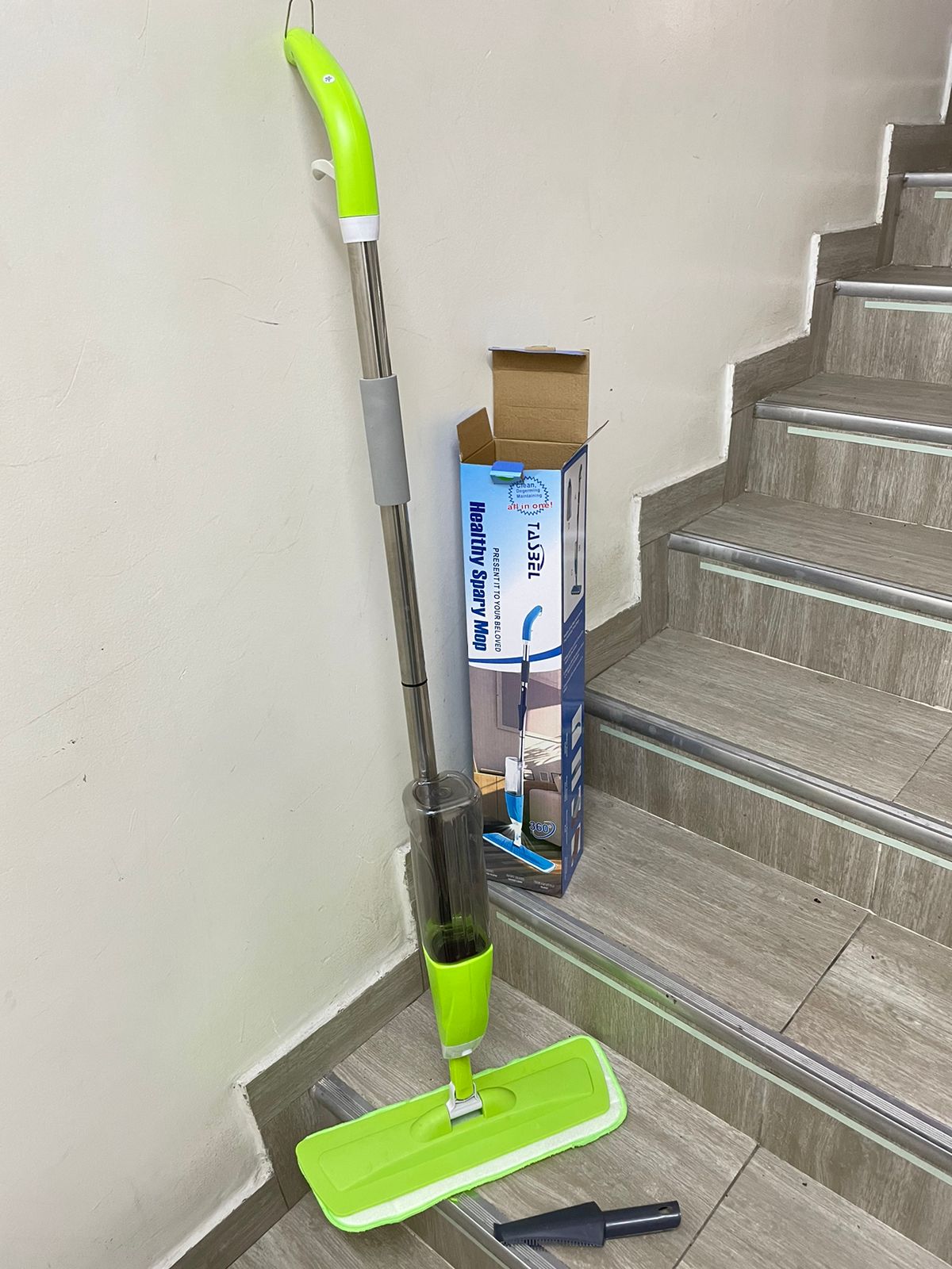 Trapeador Spray Mop 2 en 1 con Botella Refillable de 600 ml y Cabezal 360°
